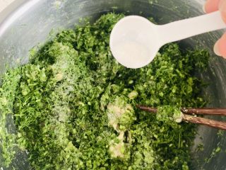 6、猪肉茴香馅儿饺子????,将茴香倒入调好的肉馅中，加入盐、橄榄油、鸡精再次搅拌均匀。