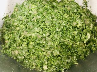 7、猪肉茴香馅儿饺子????,均匀搅拌好的馅料放入冰箱冷藏备用