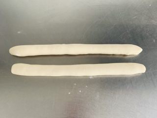 9、猪肉茴香馅儿饺子????,揉均匀的面团平均分成两份，取其中的一份揉搓成长条形。