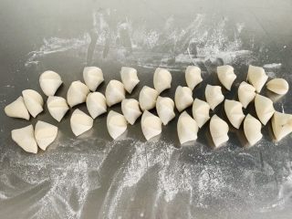 10、猪肉茴香馅儿饺子????,用刀切成15克左右的面剂子