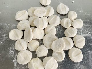 11、猪肉茴香馅儿饺子????,用掌跟压扁。