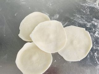 12、猪肉茴香馅儿饺子????,用擀面杖敢成边缘薄，中间稍后一点的面皮。