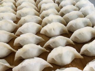 13、猪肉茴香馅儿饺子????,擀好的面皮中加入20克的馅料，双手对捏包成元宝饺子。