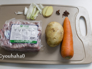 1、红烧羊排,备齐材料