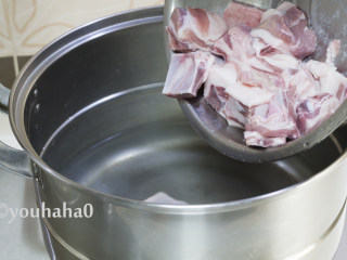 3、红烧羊排,烧一锅开水，放一点米酒，放入羊排焯水