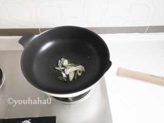 4、红烧羊排,炒锅中放入适量的植物油，爆香葱花