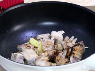 6、红烧羊排,炒至羊小排表面略有焦色时，依次放入米酒、生抽、老抽，羊排翻炒均匀