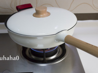 7、红烧羊排,烧开后盖上锅盖，中火炖10分钟