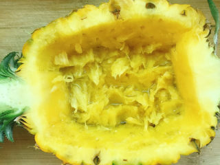 3、菠萝饭,装菠萝饭的器皿就准备好了