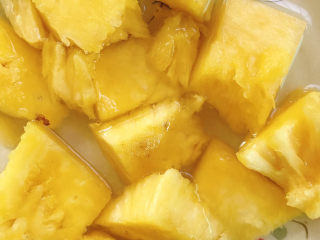 5、菠萝饭,放入加盐的凉开水中浸泡