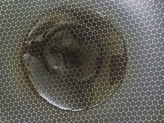 8、菠萝饭,锅烧热后放油。