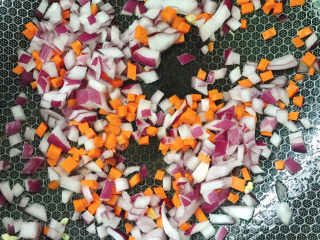 12、菠萝饭,放入洋葱和胡萝卜。