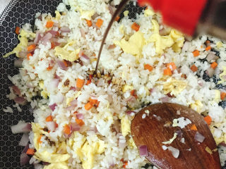 15、菠萝饭,放入酱油、盐