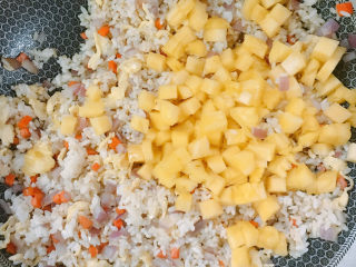 16、菠萝饭,翻拌均匀后放入菠萝粒