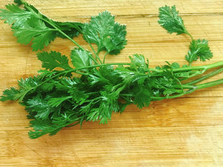 18、菠萝饭,准备好香菜切碎。