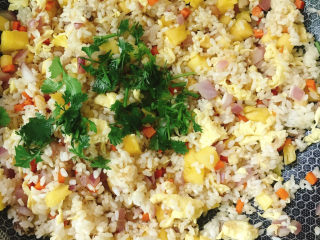 19、菠萝饭,出锅前将香菜末放入锅中