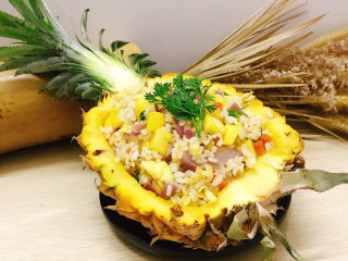 21、菠萝饭,装入菠萝碗中