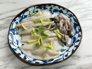 3、#做妈妈的拿手菜#爆炒鱿鱼,葱姜切丝,翻去去皮的鱿鱼中。