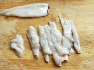 4、#做妈妈的拿手菜#爆炒鱿鱼,再切条,不要切的太细。