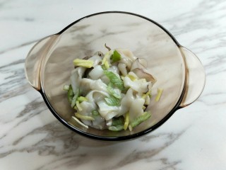 5、#做妈妈的拿手菜#爆炒鱿鱼,放入器具中。