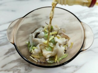 6、#做妈妈的拿手菜#爆炒鱿鱼,再加入料酒,生抽,抓拌均匀,(可以戴一次性手套)腌制45分钟。