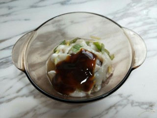 7、#做妈妈的拿手菜#爆炒鱿鱼,加入蚝油。