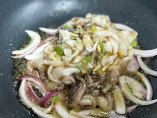 12、#做妈妈的拿手菜#爆炒鱿鱼,之后倒入腌制好的鱿鱼,大火2分钟。