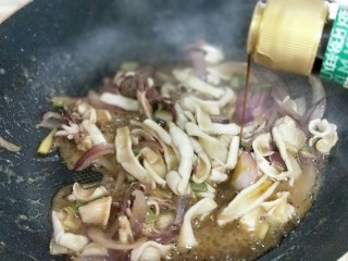 13、#做妈妈的拿手菜#爆炒鱿鱼,再滴几滴鲜露,再加入切好的青椒丝,加入十香,最后加入白砂糖快速翻炒均匀,即可关火。