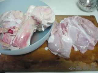 1、羊汤面,准备羊肉，牛棒骨。