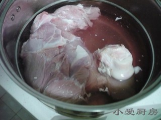 2、羊汤面,将材料用清水浸泡一晚上，泡去血水。中间要多次换水。