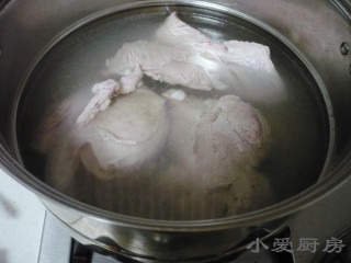 3、羊汤面,泡好的羊肉，牛棒骨分别焯水，撇去血沫。