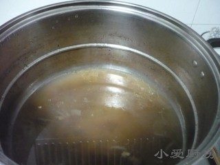 6、羊汤面,羊汤煮好后，加适量的盐备用。