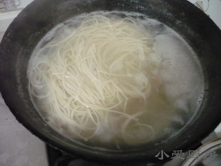 11、羊汤面,另起一只锅煮面。