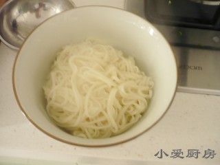 12、羊汤面,煮好的面捞到碗里