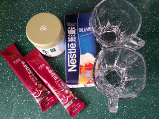 1、双色卡布奇诺,备好食材（可可粉忘记拍了)