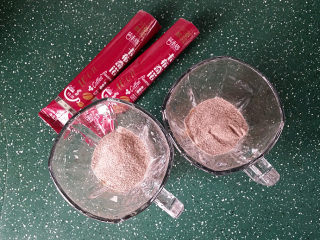 2、双色卡布奇诺,将速溶卡布奇诺咖啡粉倒入杯中