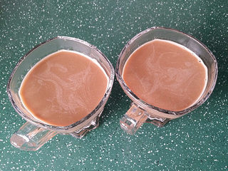 3、双色卡布奇诺,冲入热水后搅拌均匀备用