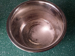 4、双色卡布奇诺,将白砂糖倒入小盆中