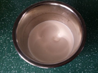 5、双色卡布奇诺,再倒入冷藏好的淡奶油