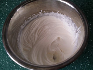 6、双色卡布奇诺,用电动打蛋器将奶油打至花纹状、装入带有花嘴的裱花袋中