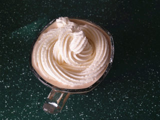 7、双色卡布奇诺,将奶油沿杯边向中间，随意挤出花型