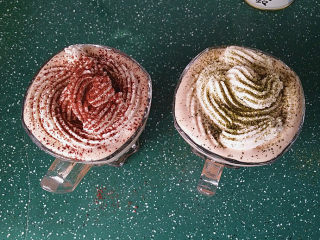 8、双色卡布奇诺,筛上少许抹茶粉和可可粉