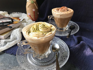 9、双色卡布奇诺,即可装饰又可增加风味