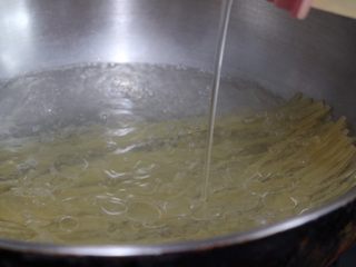 10、黑胡椒蘑菇意大利面,倒入少许油