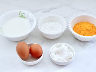 1、炸鲜奶,首先备齐所有的食材、并称重做鲜奶的食材。