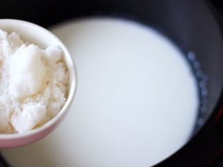 3、炸鲜奶,先放入白砂糖。