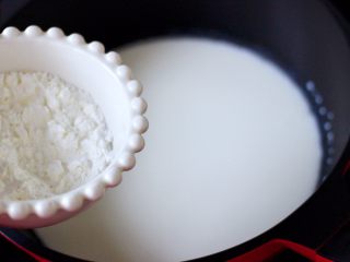 4、炸鲜奶,再倒入玉米淀粉。