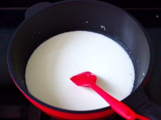 5、炸鲜奶,把牛奶和白砂糖及玉米淀粉混合搅拌融合后。