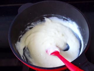 6、炸鲜奶,开小火慢慢加热牛奶,用挂刀不停的来回搅拌,一直搅拌至牛奶变成浓稠的液体。