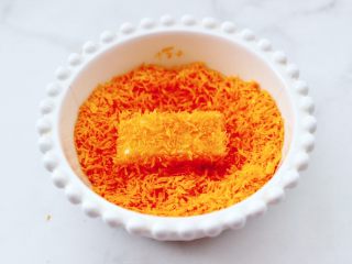 11、炸鲜奶,最后均匀地裹上一层面包糠。